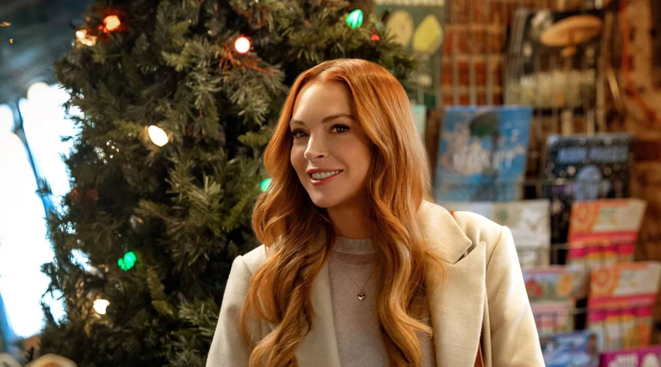 Lindsay Lohan brilha no trailer de “Nosso Segredinho”, nova comédia natalina da Netflix